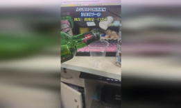 倒酒的视频,尽显优雅品味